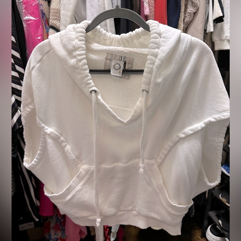 Akemi & Kin Cropped Sleeveless Pullover Hoodie Pocket Sweatshirt Sweater - White